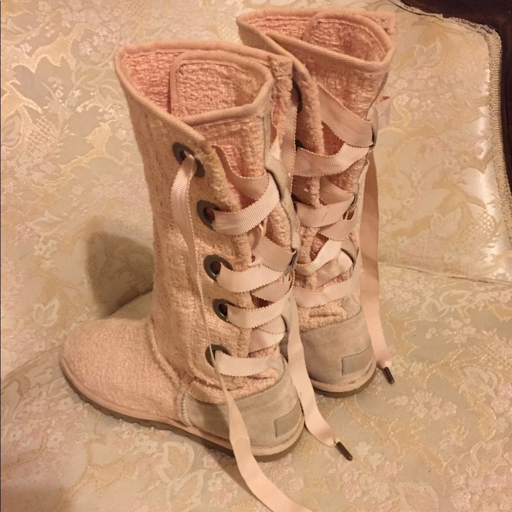 (SOLD)Lace up Ugg boots(.SOLD)